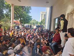 बेरोजगारों ने खोला सरकार के खिलाफ मोर्चा:कर्मचारी चयन आयोग मुख्यालय का किया घेराव, उपेन बोले- जल्द पूरी हो लंबित भर्ती प्रक्रिया