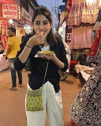 अमिताभ बच्चन की नातिन को खूब भाया भोपाल:नव्या ने सड़क किनारे खाई चाट, करवाया हेयरकट; स्टारकिड की सादगी ने जीता फैंस का दिल