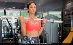 शिल्पा शेट्टी ने जिम में जमकर बहाया पसीना:वीडियो शेयर कर दिया मंडे मोटिवेशन, बताए एक्सरसाइज के फायदे