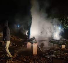 दुकान पर गैस सिलेंडर में विस्फोट:चाय-नमकीन की दुकान पर पहले आग लगी, फिर सिलेंडर फटा