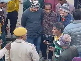 चौक का नाम बदलने पर विवाद:पुरानी आबादी में हंगामा, पुलिस पर लाठी-पत्थर से हमला , नौ लोग हिरासत में