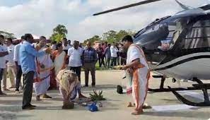 हैदराबाद से 100 किमी. दूर मंदिर पहुंचे, सोशल मीडिया पर वायरल हो रहा वीडियो