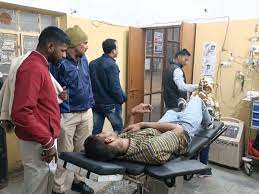 पार्सल डिलीवर बॉय पर जानलेवा हमला:कार से टक्कर मारकर कुचलने का प्रयास, बचने पर लाठियों किया वार