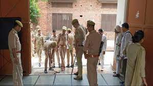 पुलिस जाब्ते की मौजूदगी में तीन मकानों को किया कुर्क