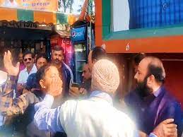 BJP मुख्यालय पर पार्टी पधाधिकारी और कार्यकर्ता में हुई हाथापाई:महामंत्री और उपाध्यक्ष पर कार्यकर्ता ने लगाया पैसे लेकर पद देने का लगाया आरोप