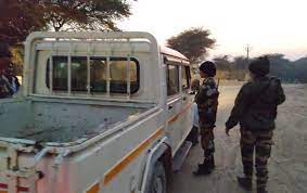 पाकिस्तान से घुसपैठ की आशंका, बॉर्डर पर BSF का अलर्ट:बॉर्डर क्षेत्र में करवाई नाकाबंदी, वाहनों की भी जांच