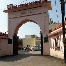 देशी शराब के 104 पव्वे पकड़े:पुलिस पहुंची तो मोहल्ले के लोग बने आरोपी के मददगार, पुलिस कर रही तलाश