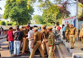 पेपर लीक से नाराज, शिक्षा मंत्री के घर लगाया ताला:BJP कार्यकर्ताओं को उठाकर ले गई पुलिस, मीडिया से भी धक्का-मुक्की की