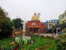 चर्च सजे, क्रिसमस की तैयारियां जोरों पर:सेक्रेर्ड हार्ट चर्च में जुटे लोग, सजा रहे यीशू के जीवन से जुड़ी झांकियां