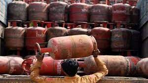 2022 ने बिगाड़ा लोगों का बजट:गैस सिलेंडर हजार रुपए के पार, एक किलो आटा 26 से 32 रुपए का हुआ