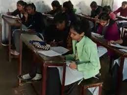 जिले के स्कूलों में हाफ ईयरली एग्जाम शुरू:947 स्कूलों में कक्षा नौ से बारह के स्टूडेंट्स दे रहे परीक्षा