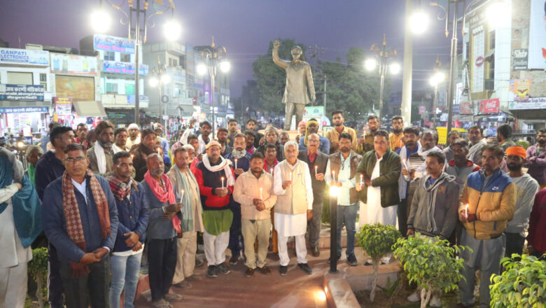 कैंडल जलाकर अर्पित की श्रद्धांजलि