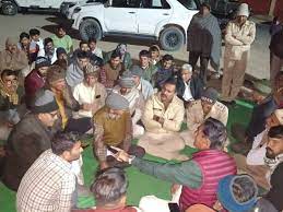 युवती का शव लेकर धरने पर बैठे लोग:सिलेंडर ब्लास्ट में हुई थी मौत, आज बड़े प्रदर्शन की तैयारी