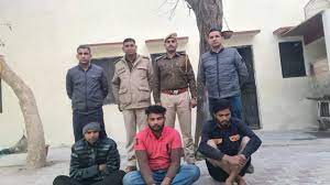 सुनसान सड़कों पर लूटपाट करने वाले 3 लुटेरे गिरफ्तार:दो नाबालिग को भी पकड़ा, बाइक सवारों से पर्स छीनकर भागते थे