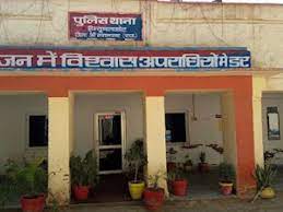 नाले के पास मिला बच्चे का शव:कुछ घंटे पहले ही पैदा होने की संभावना, गांव वालों ने देखा