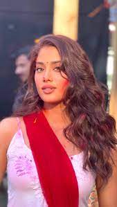 जान्हवी कपूर पर अभी से चढ़ा होली फीवर:शूटिंग के सेट पर फूलो से खेली होली, बोलीं- मार्च का इंतजार अब और नहीं कर सकती