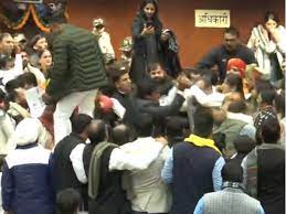 दिल्ली में मेयर चुनाव के पहले हंगामा:AAP और BJP पार्षदों के बीच धक्का-मुक्की, हाथापाई; कई आसन से गिरे, चोटें आईं