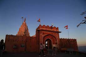 जयपुर में सुबह 7.16 बजे सूर्य मंदिर पर पहुंचती है