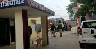 मिट्टी के नीचे छुपा रखी थी शराब की पेटियां:पुलिस ने रोककर तलाशी ली तो हुई बरामद, बाड़मेर के हैं आरोपी