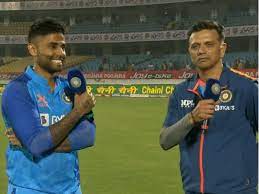 मेरी बैटिंग देखकर तो खेलना नहीं शुरू किया होगा:कोच द्रविड़ ने सवाल किया तो हंस पड़े सूर्या, बोले- आपको काफी देखा है