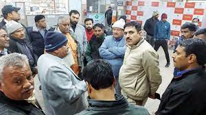 मरीज की मौत पर हंगामा:प्राइवेट अस्पताल में मौत के बाद भी मरीज को भर्ती रखने का आरोप, परिजनों के साथ भाजपा नेताओं का हंगामा