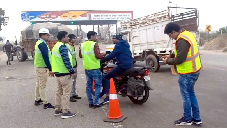 वाहनों पर लगाए रिफ्लेक्टर, बताए सड़क सुरक्षा नियम
