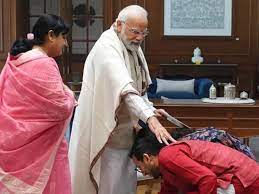 ओयो के फाउंडर ने PM को दिया शादी का न्योता:पैर छूकर आशीर्वाद लिया, PM को शॉल उढ़ाई; इस साल मार्च में शादी