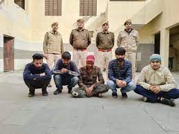 दुकान से सरसों चोरी करने पर पांच युवक गिरफ्तार:11 बैग लेकर भागे थे, आरोपियों की कार जब्त