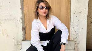 बिग बॉस फेम उर्वशी ढोलकिया का हुआ एक्सीडेंट:कार को स्कूल बस ने मारी टक्कर, हादसे में बाल-बाल बचीं