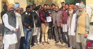 फसल खराबे का मुआवजा दिलाने की मांग:हिंदुमलकोट उपतहसील पर किसानों ने किया प्रदर्शन, कहा किसानों की फसलों का हो सर्वे