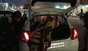 भारत-पाकिस्तान बॉर्डर पर BSF और पुलिस की गश्त बढ़ी:हथियार और नशीली सामग्री आने की आशंका, एक-एक वाहन देख रहे बीएसएफ जवान