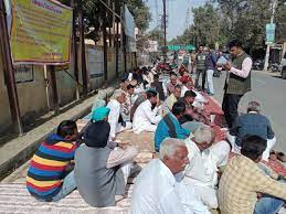 नुकसान के मुआवजे के लिए धरना-प्रदर्शन:ग्राहक पंचायत के सदस्य बोले, किसानों को सरसों में पाळे से नुकसान का मिले मुआवजा
