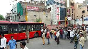 मामूली कहासुनी पर 9 बसों के शीशे तोड़े:जयपुर में लो-फ्लोर बसों के ड्राइवर और कंडक्टरो से मारपीट; 5 युवक हिरासत में