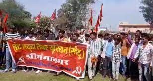 ईंट भट्ठा मजदूरों का कलेक्ट्रेट पर प्रदर्शन:बोले, नहीं मिल रही सुविधाएं, बढ़नी चाहिए मजदूरी