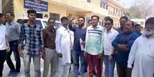 ऑनलाइन चालान का विरोध:एसपी ऑफिस पर किया विरोध प्रदर्शन, कहा ऑनलाइन चालान से बाइक सवार को नहीं मिलती कार्रवाई&nbsp;की जानकारी