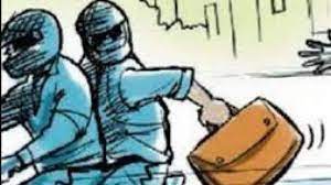 घात लगाकर बैठे बदमाशों ने व्यापारी की बाइक के पीछे लगाई बोलेरो
