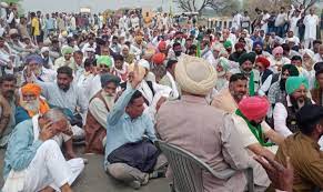 किसानों ने जाम किया राजस्थान-पंजाब स्टेट हाइवे:बोले संगठित होने पर ही मिलेगा पूरा पानी, इसके बिना नहीं पक सकेंगी फसलें