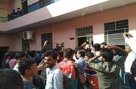 जयपुर में यूजीसी-नेट के पेपर में नकल का आरोप:स्टूडेंट्स बोले-&nbsp; कुछ छात्रों को मोबाइल के साथ एंट्री दी गई, पास-पास बैठकर दे रहे थे पेपर