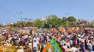 पेपर लीक के खिलाफ बीजेपी युवा मोर्चा का प्रदर्शन:पूनिया को कंधे पर बैठाकर आगे बड़े कार्यकर्ता, पुलिस ने वॉटर कैनन चलाई