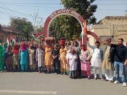 सिलेंडर लेकर कलेक्ट्रेट पहुंचे कांग्रेसी:राज्य सरकार ने रसोई गैस के दाम घटाए, केंद्र ने कीमत बढ़ा जरूरतमंद परिवारों को&nbsp;परेशानी में डाला