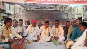 पालिकाध्यक्ष के खिलाफ धरने का मामला:धरनास्थल पर किया गया भ्रष्टाचारी भजनों का सत्संग