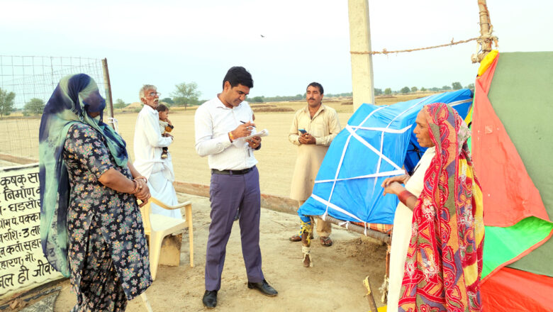 बारिश के बीच आठ दिन से झोंपड़ी में नवजात के साथ डटी विवाहिता