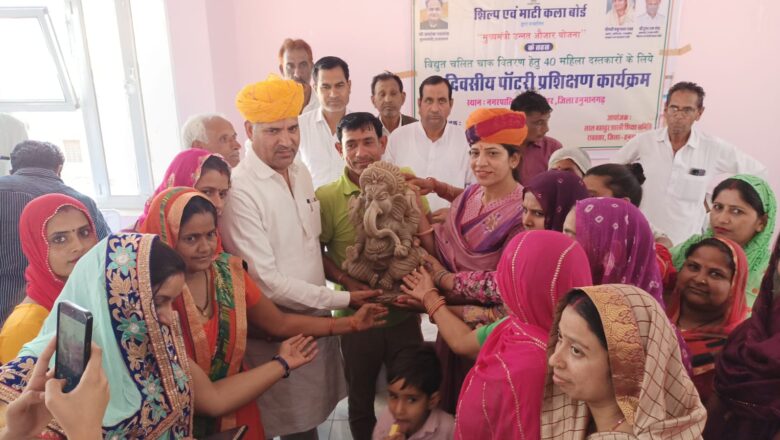 महिलाओं को स्वावलंबी बनाने की दिशा में उन्हें जोड़ रहे तकनीक के साथ