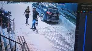 मौत वाली रात अज्ञात शख्स के साथ होटल में जातीं ऐक्ट्रेस आकांक्षा दुबे का वीडियो सामने आया