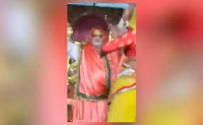 धार्मिक कार्यक्रम में एमपी के 2 बीजेपी विधायकों ने लहंगा पहनकर किया डांस
