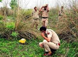 कश्मीर में संदिग्ध पैकेट में मिले हथियार व विस्फोटक सामान, ड्रोन से गिराए जाने की आशंका