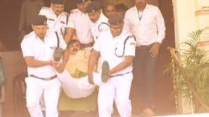 हंगामा कर रहे बीजेपी विधायक को मार्शलों ने हाथ-पैर पकड़कर निकाला बिहार विधानसभा से बाहर