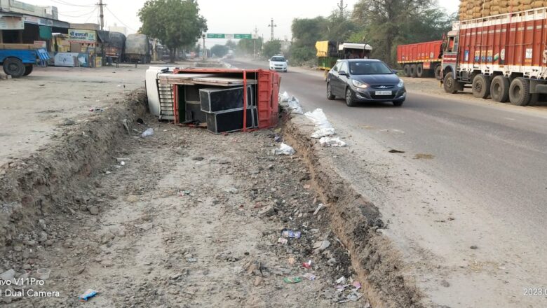 सड़क की खुदाई में पीकअप पलटी