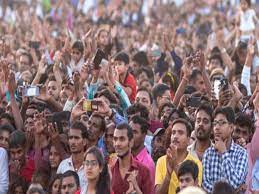 आबादी में चीन से आगे निकला भारत, क्या अर्थव्यवस्था में भी दे पाएगा मात?