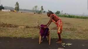 मानवीयता दिखाएं: नंगे पैर चलकर पेंशन लेने पहुंची 70 वर्षीय महिला पर एसबीआई से सीतारमण